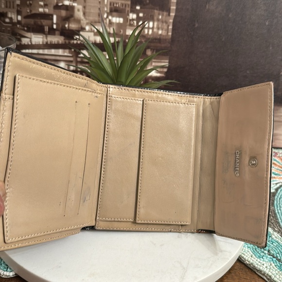 Authentic CHANNEL Bifold wallet..Nice pice In good condition a stunning - Picture 4 of 15